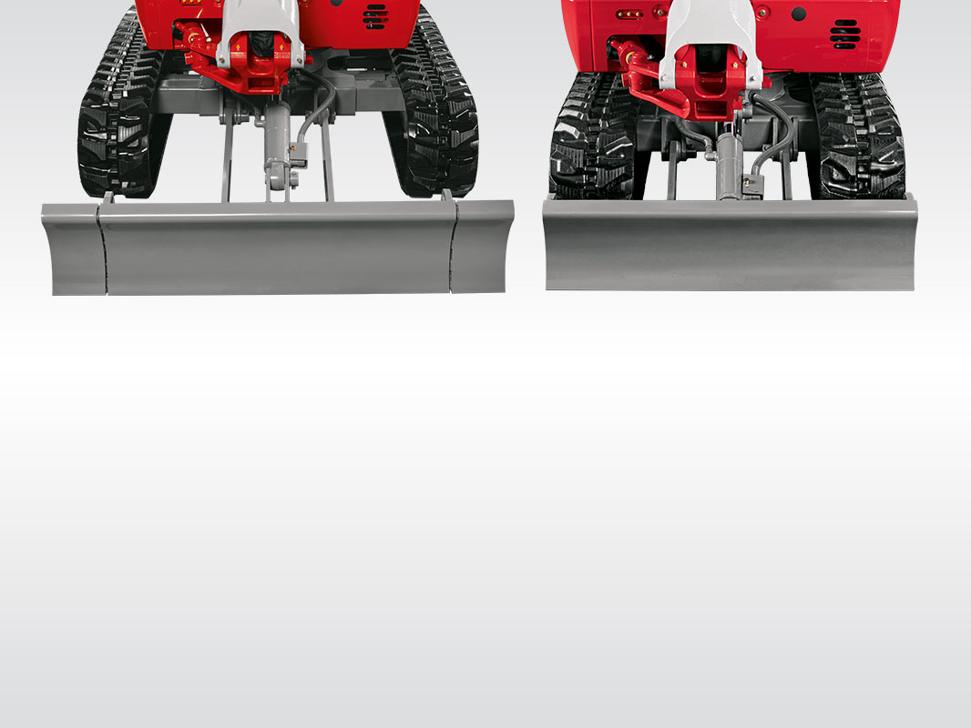 Zwei Takeuchi Minibagger von vorne. Bei einem ist das Planierschild breit gestellt
