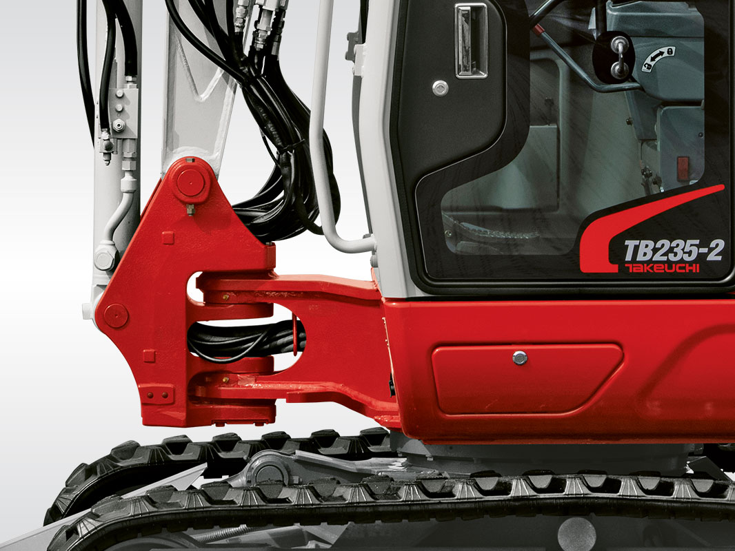 Detailaufnahme der durch den Schwenkbock geführten Hydraulikleitungen