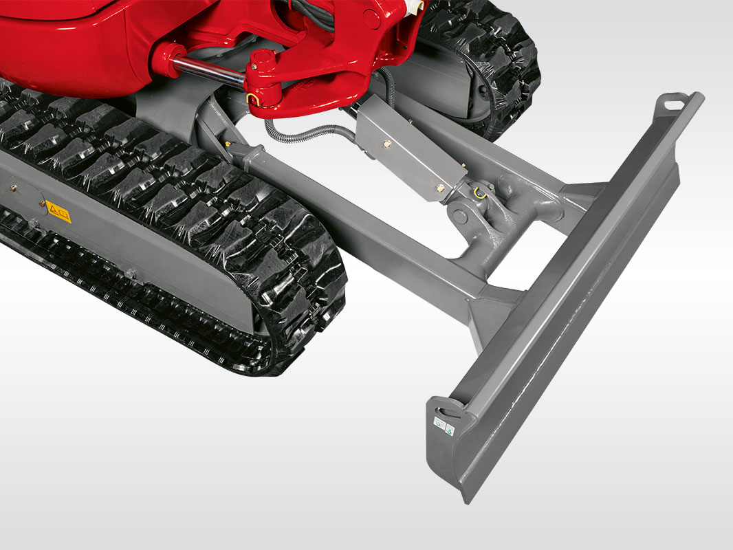 Bildausschnitt des TB 235-2 mit Details vom rechten Kettenlaufwerk und dem Planierschild