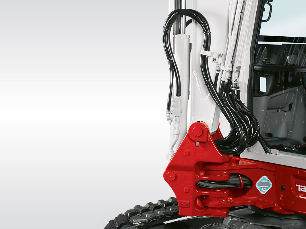 Detailaufnahme der durch den Schwenkbock geführten Hydraulikleitungen