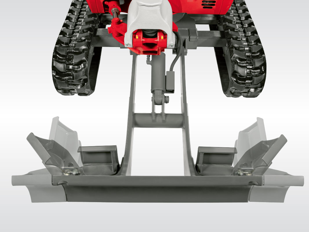 Planierschild des TB 320 mit unterschiedlichen Positionen der Planierschildverbreiterung