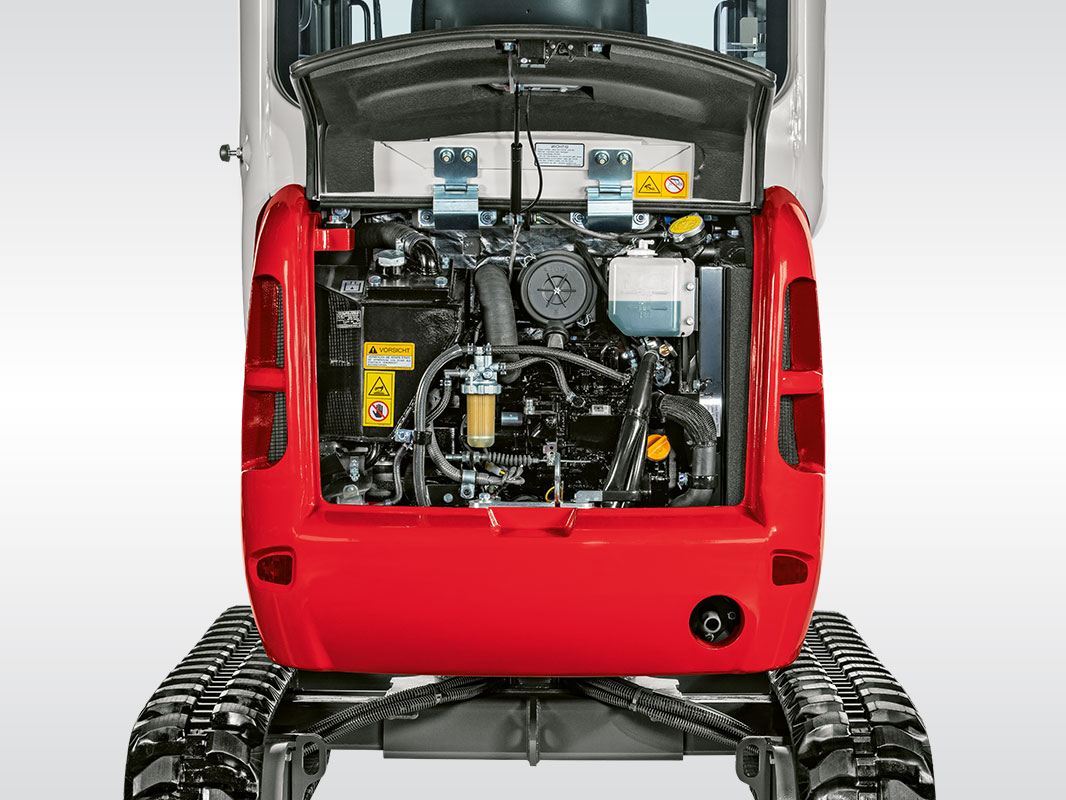 Heckansicht des Takeuchi Baggers TB 320 mit geöffnetem Servicezugang