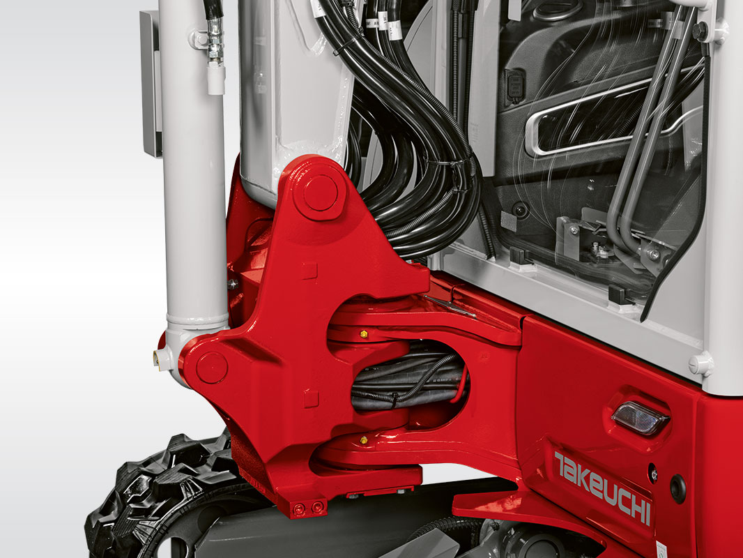 Detailaufnahme der durch den Schwenkbock geführten Hydraulikleitungen