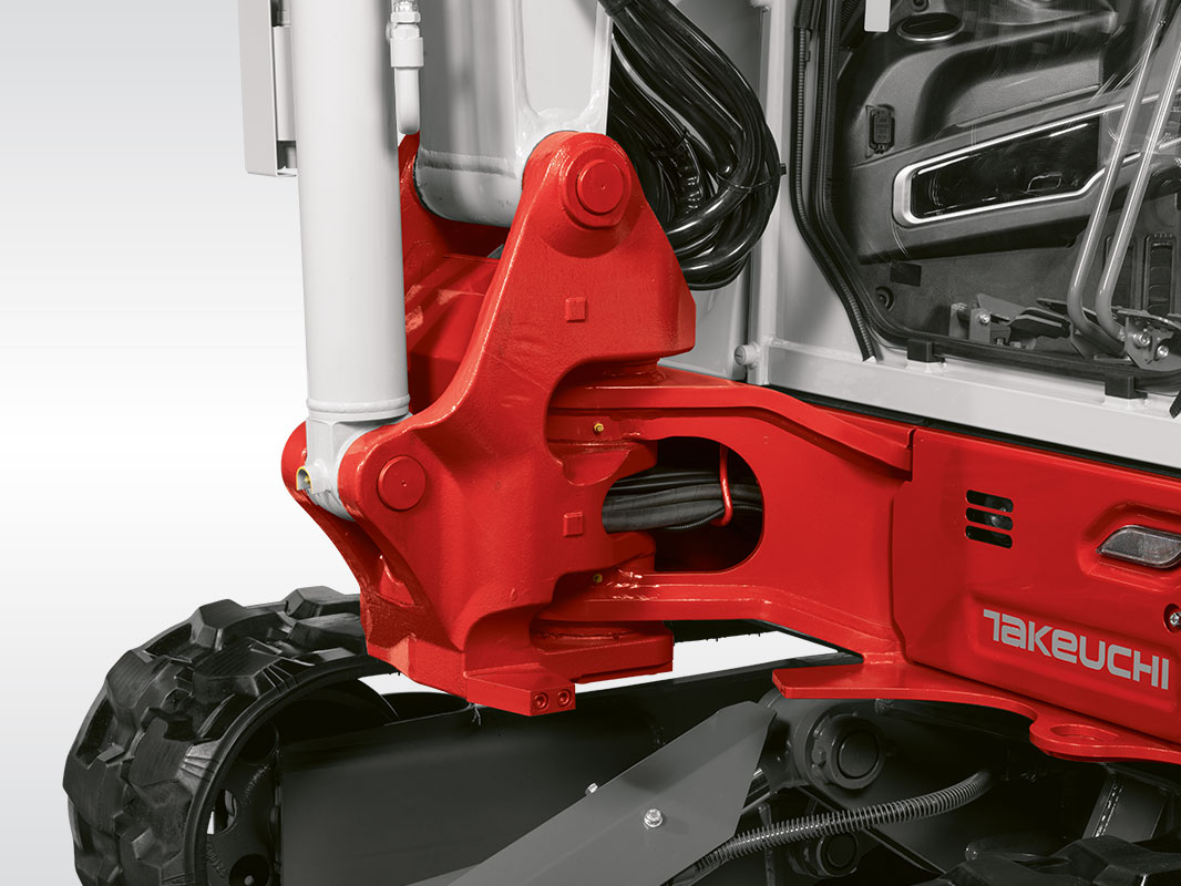 Detailaufnahme der durch den Schwenkbock geführten Hydraulikleitungen