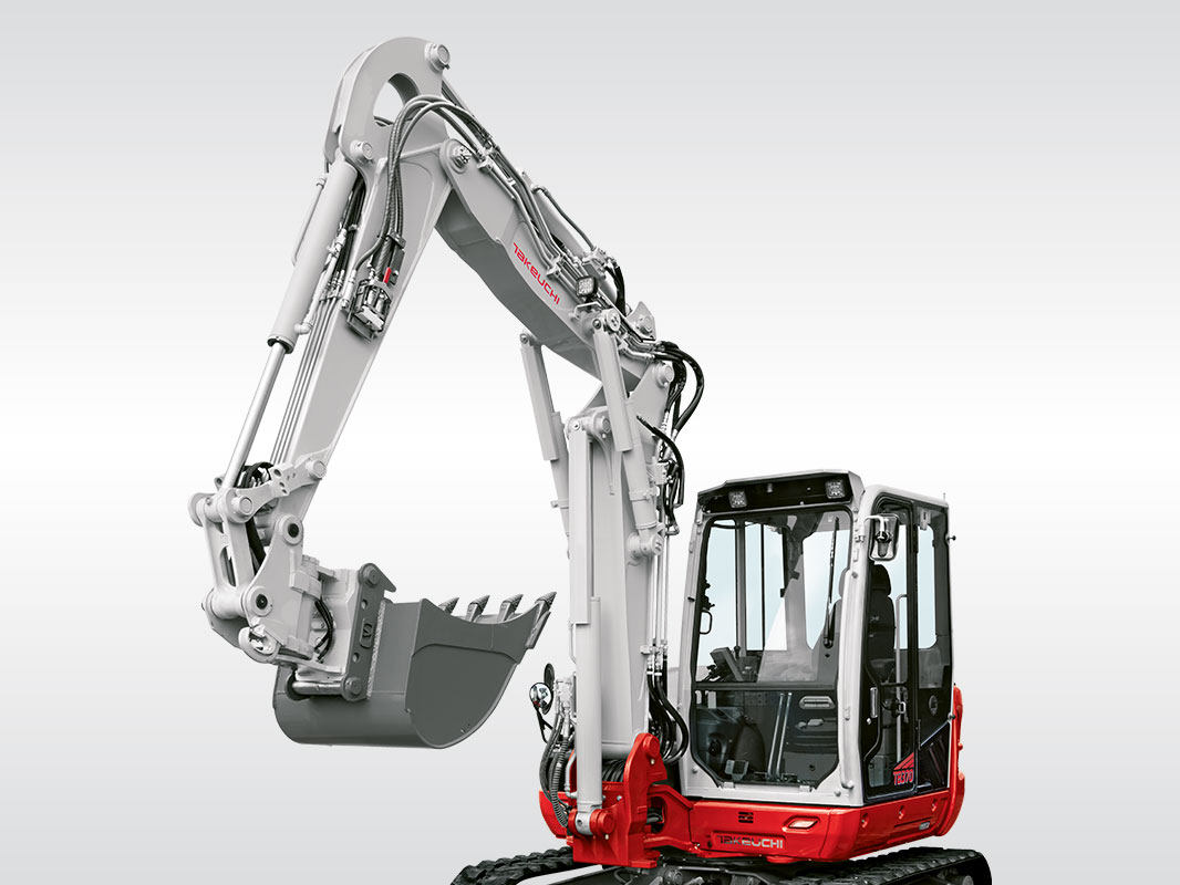 Rot-weißer Takeuchi Bagger TB 370 CV mit Kettenfahrwerk, seitlich von links fotografiert