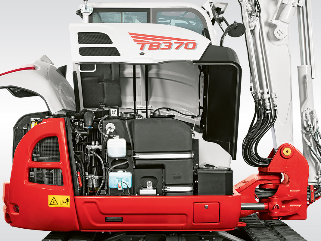 Heckansicht des Takeuchi Baggers TB 370 CV mit geöffnetem Servicezugang