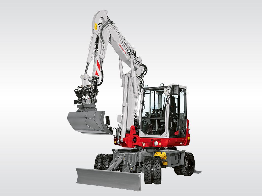 Rot-weißer Takeuchi Mobilbagger TB 370 W mit Kettenfahrwerk, seitlich von rechts fotografiert
