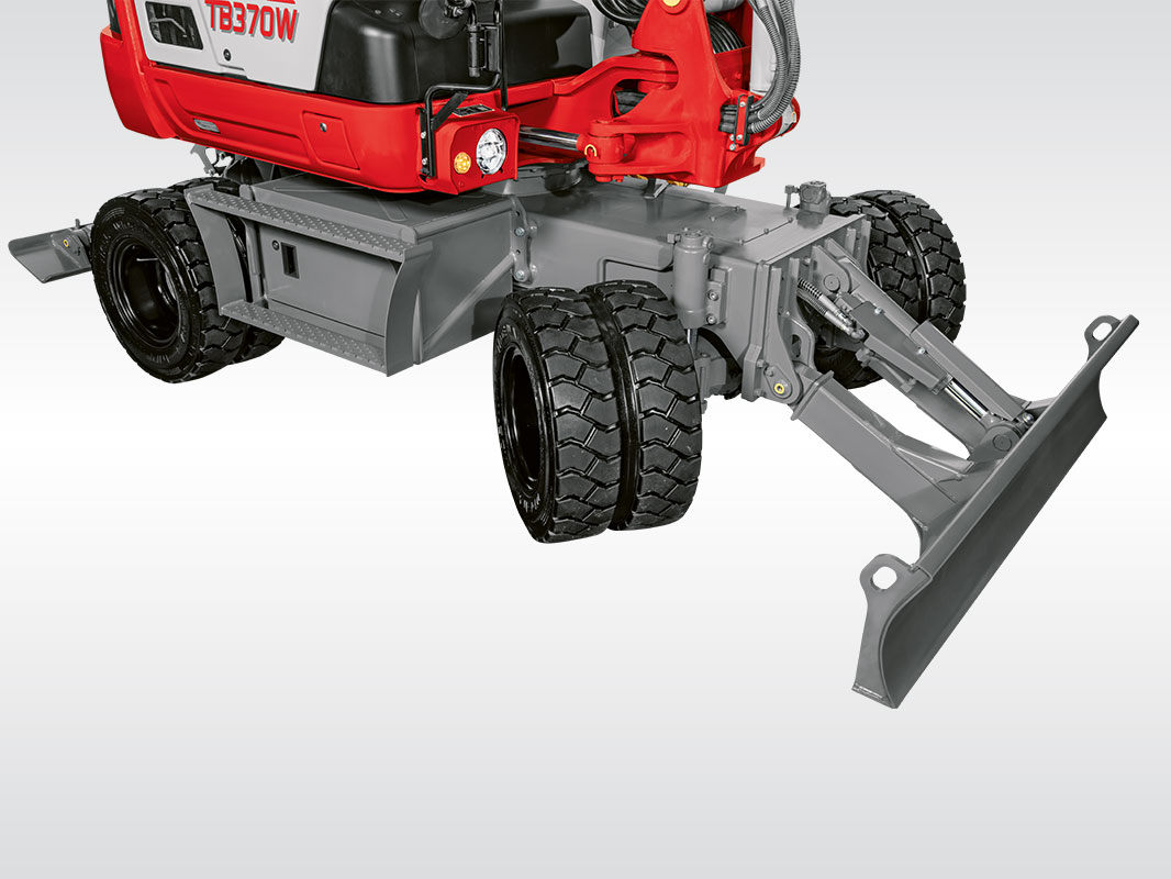 Bildausschnitt des TB 370 W mit Details der Reifen und des Planierschilds