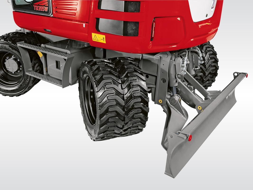 Bildausschnitt des TB 395 W mit Details der Reifen und des Planierschilds