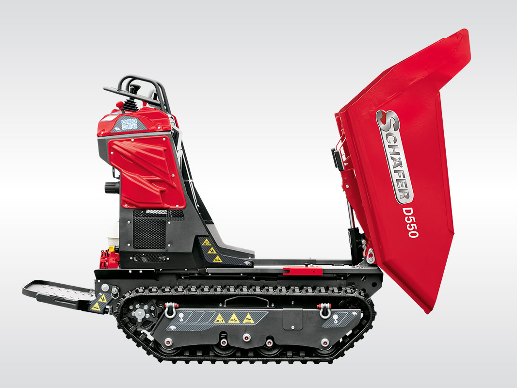 Dumper D 550 mit geöffneter Motorhaube und heruntergeklapptem Fahrerstand