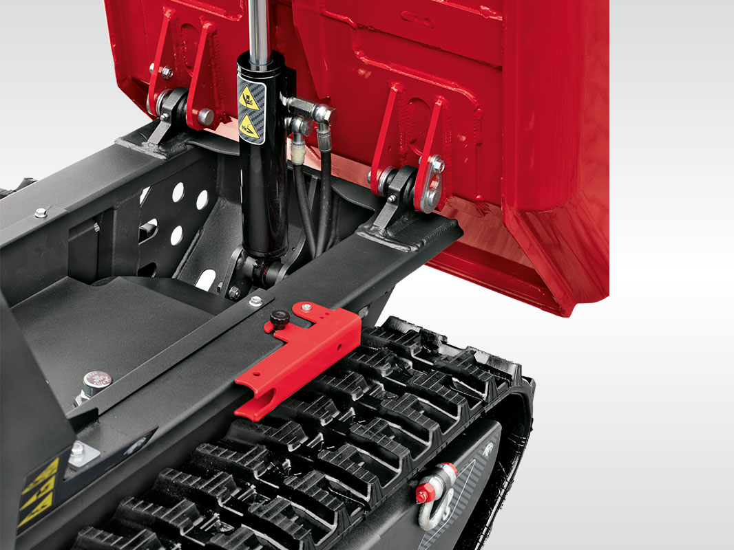 Dumper D 550 mit geöffneter Motorhaube und heruntergeklapptem Fahrerstand