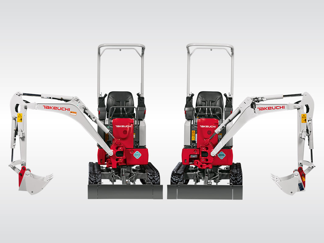 Zwei rot-weiße Takeuchi Minibagger von vorne mit Ausleger per Schwenkbock nach links oder rechts geschwenkt