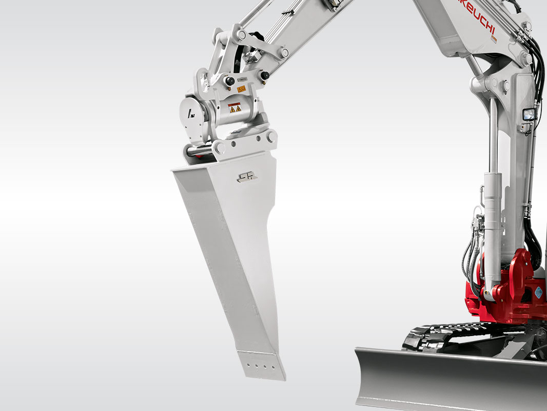Stiel des TB 2150 R CM/CV mit Powertilt-Schwenkmotor und einem Spaten als Anbaugerät