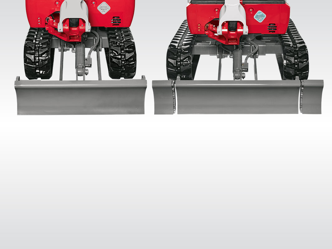 Zwei Takeuchi Minibagger von vorne. Bei einem ist das Planierschild breit gestellt