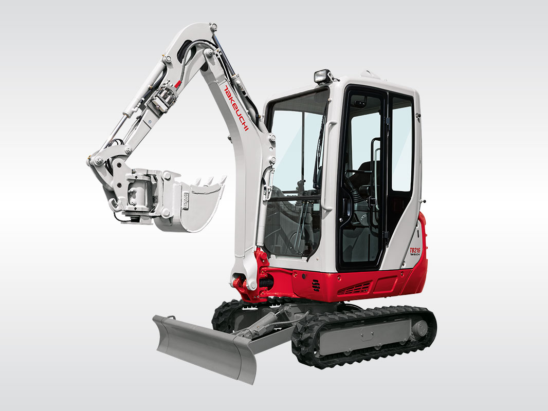 Kleiner rot-weißer Takeuchi Minibagger TB 216 mit Kettenfahrwerk, seitlich von links fotografiert