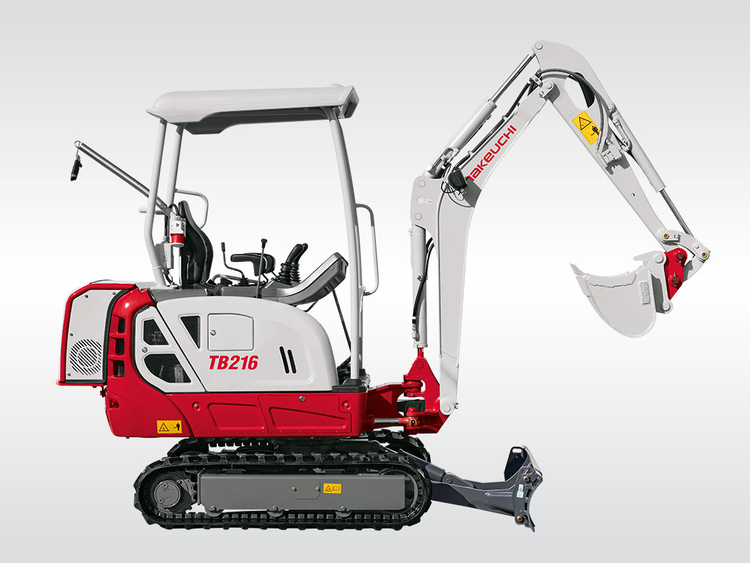 Kleiner rot-weißer Takeuchi Minibagger TB 216 SH mit Kettenfahrwerk, seitlich von rechts fotografiert