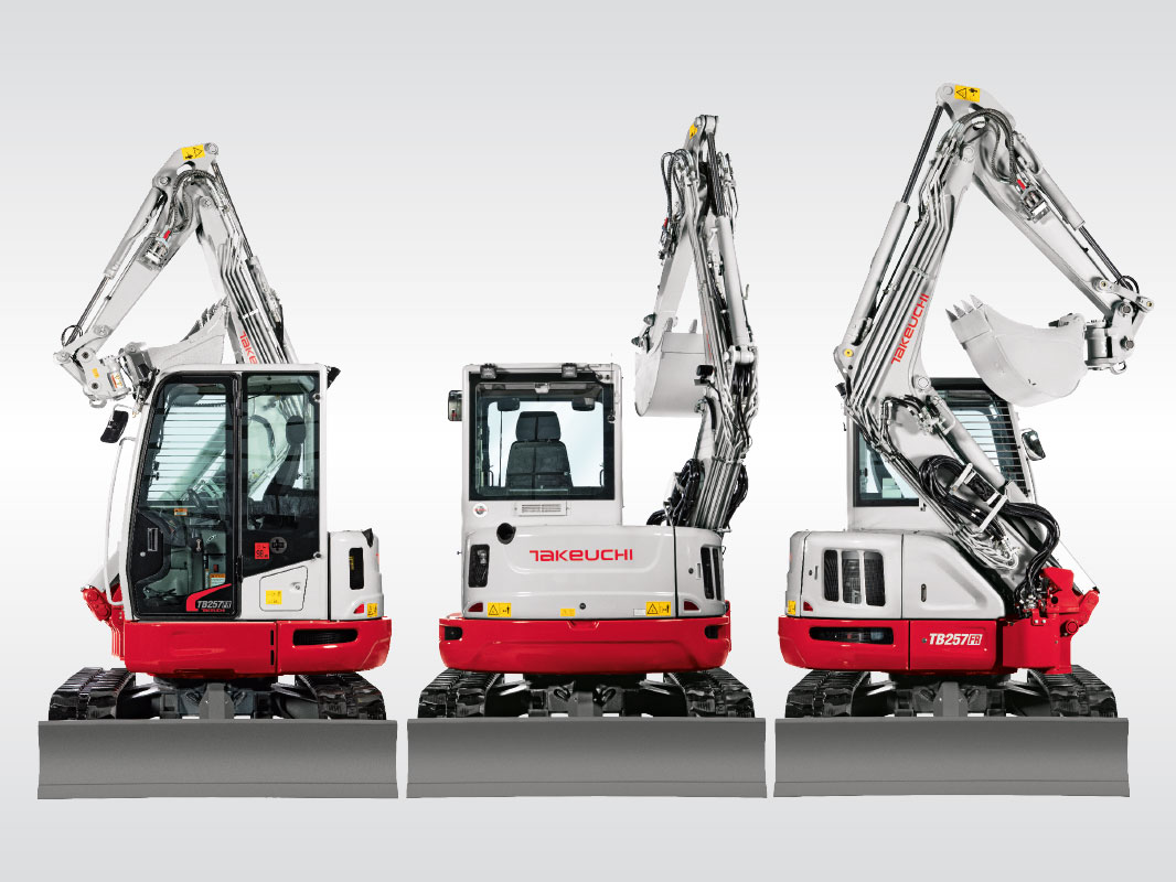 Drei rot-weiße Takeuchi Bagger TB 257 FR mit dem Oberwagen jeweils nach links, hinten und rechts