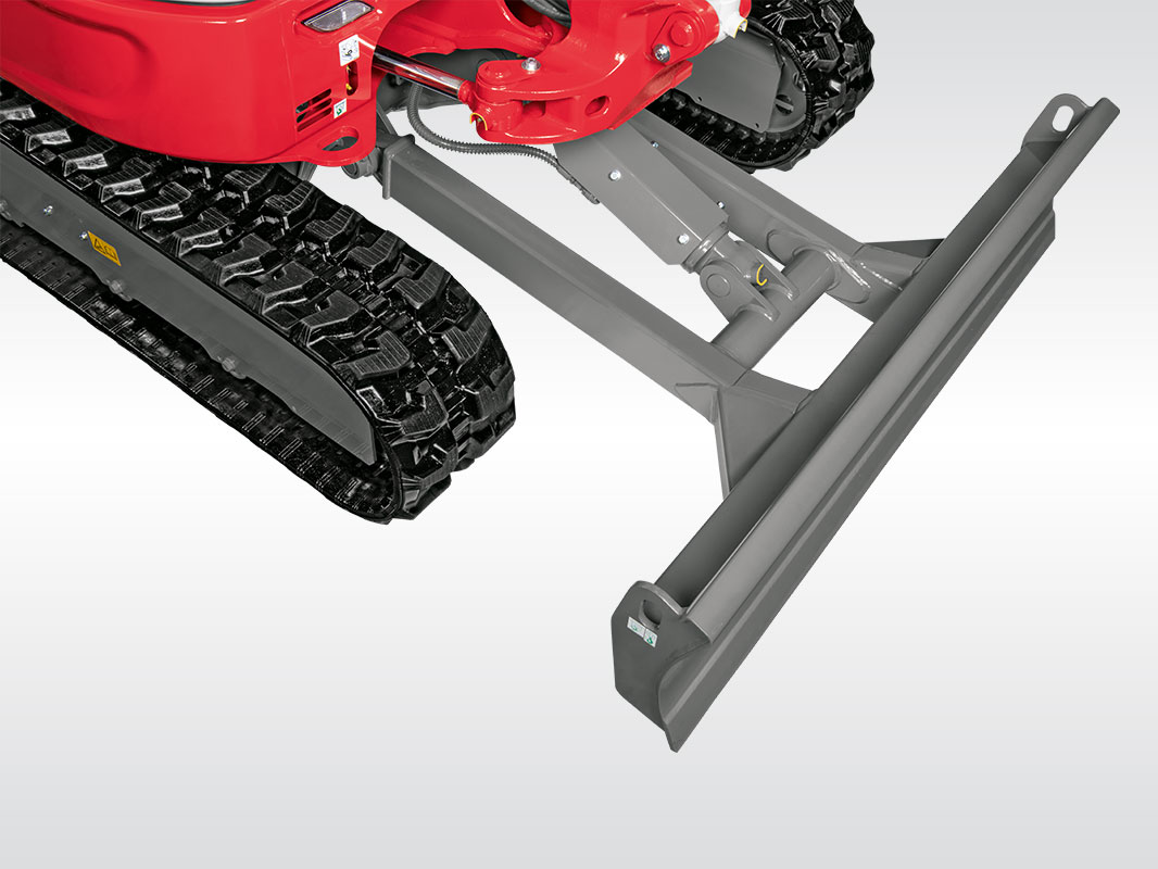 Bildausschnitt des TB 335 R mit Details vom rechten Kettenlaufwerk und dem Planierschild