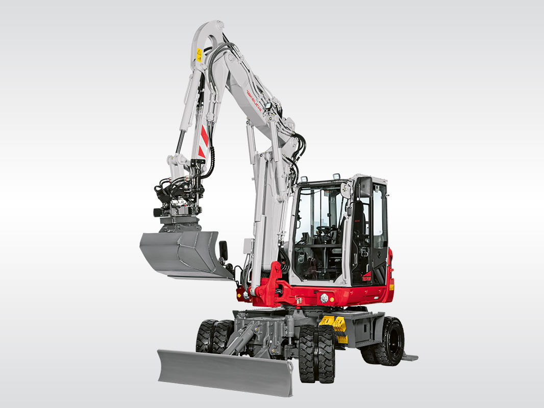 Rot-weißer Takeuchi Mobilbagger TB 370 W mit Kettenfahrwerk, seitlich von rechts fotografiert