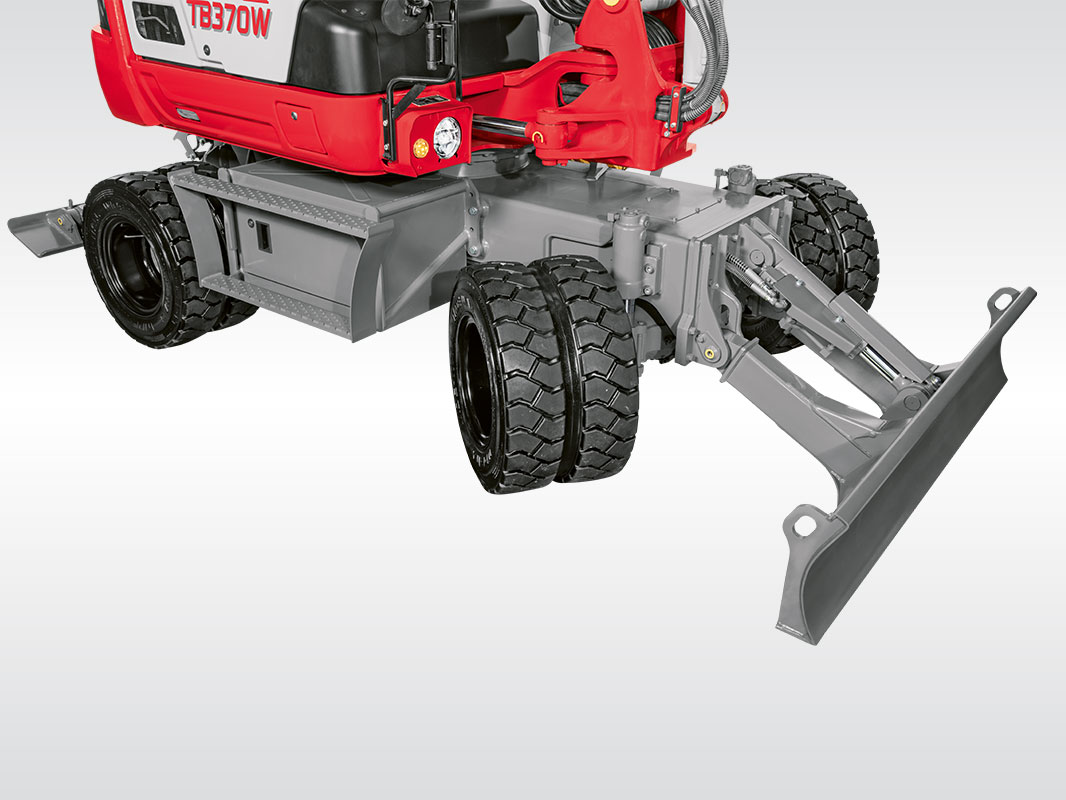 Bildausschnitt des TB 370 W mit Details der Reifen und des Planierschilds