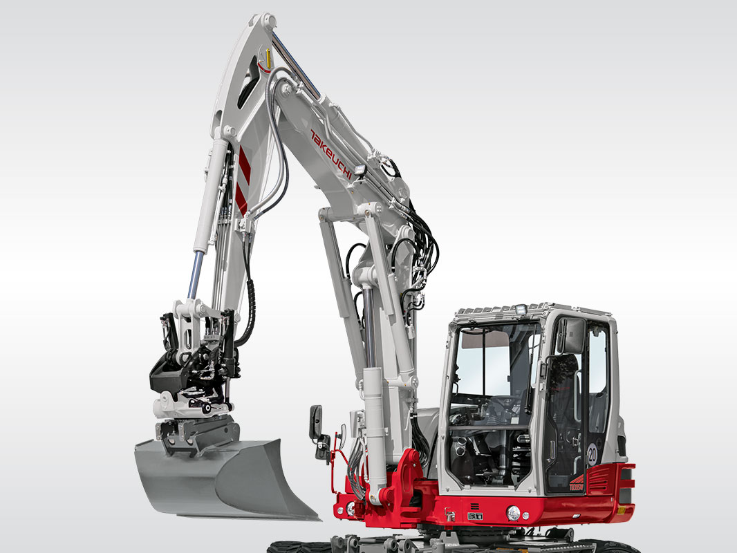 Rot-weißer Takeuchi Mobilbagger TB 395 W mit Kettenfahrwerk, seitlich von rechts fotografiert