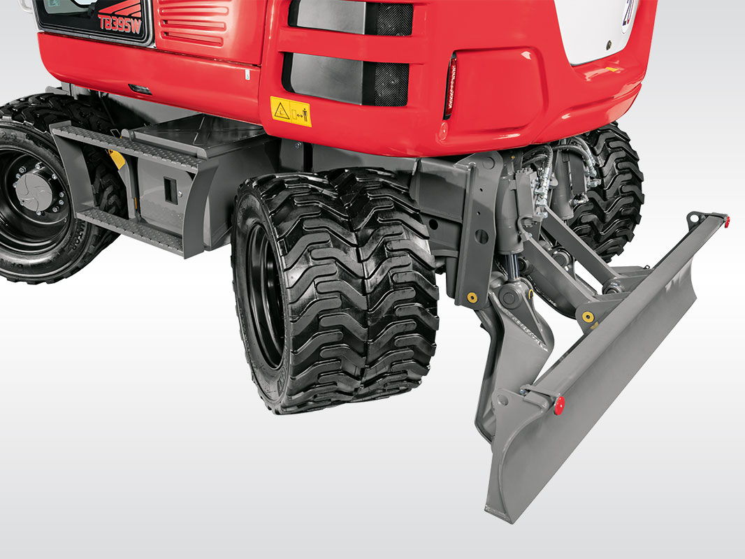 Bildausschnitt des TB 395 W mit Details der Reifen und des Planierschilds