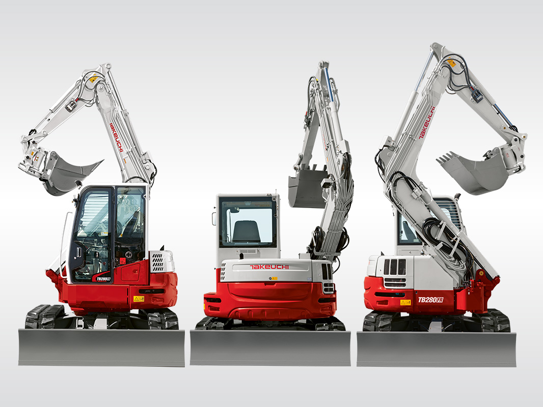 Drei rot-weiße Takeuchi Bagger TB 280 FR mit dem Oberwagen jeweils nach links, hinten und rechts